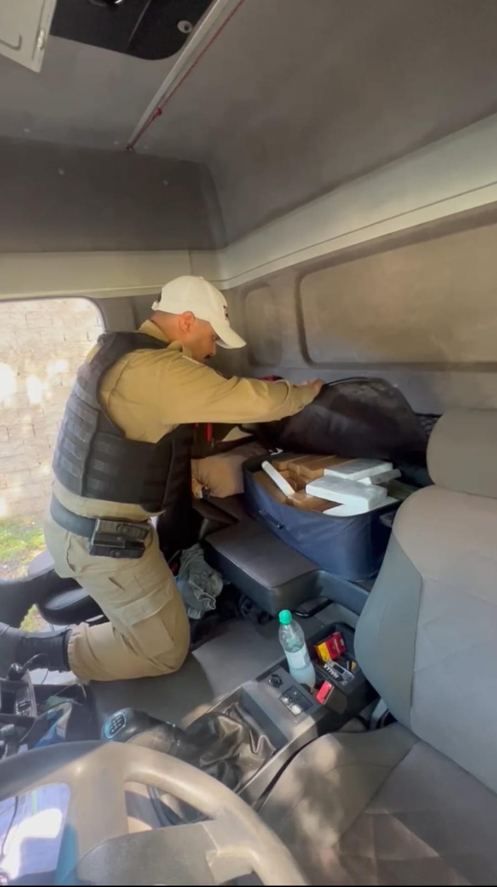 Policiais encontraram drogas na cabine — Foto: Polícia Militar Rodoviária