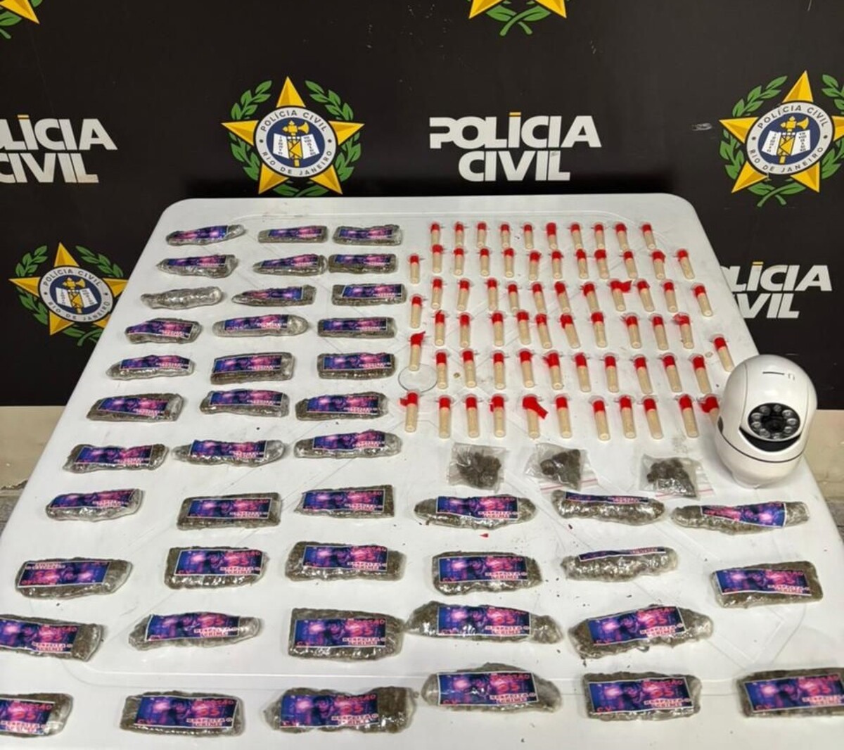 VÍDEO: Mãe e filha são presas por suspeita de tráfico de drogas em Barra Mansa