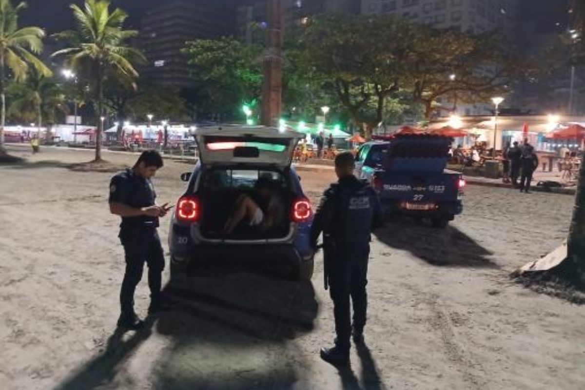Jovens são espancados pela população após serem acusados de furto no litoral de SP; VÍDEO