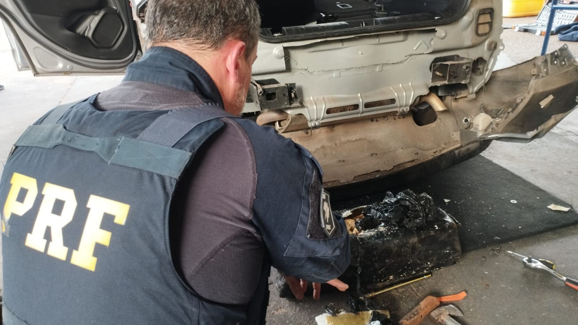 Mulher é presa transportando 20 kg de pasta base de cocaína no interior de SP