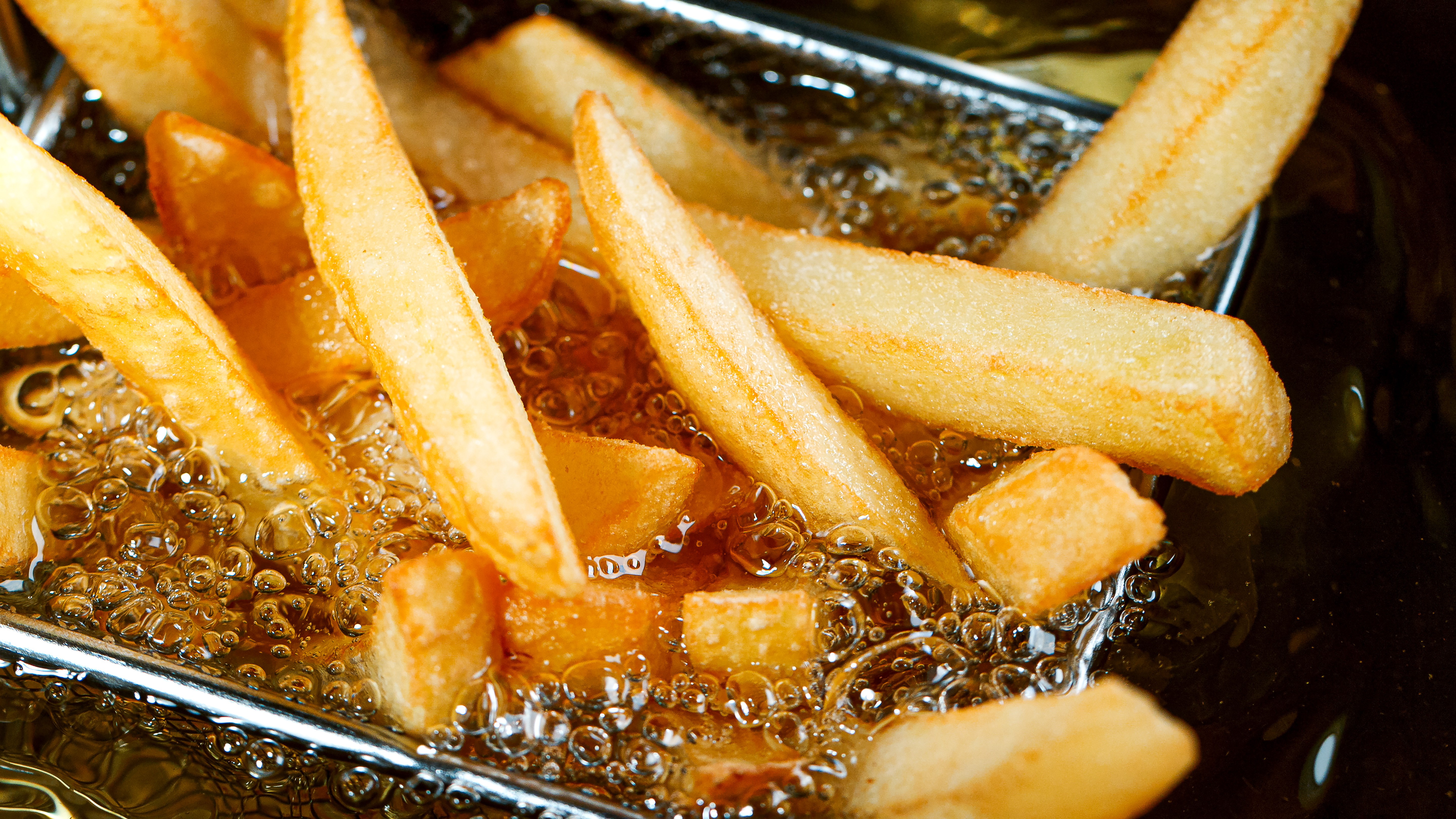 
Reino Unido quer tirar frituras da merenda escolar; entenda os riscos desses alimentos
