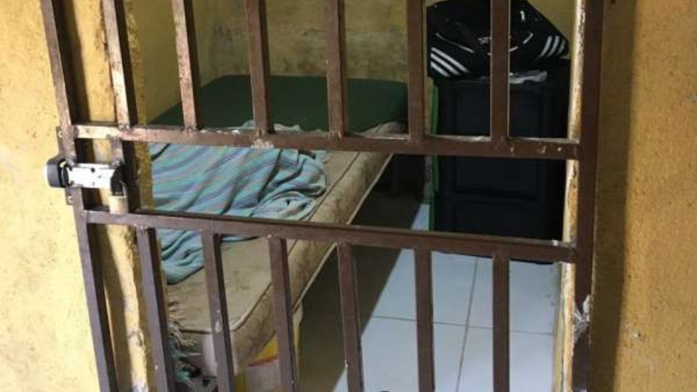 pacientes permaneciam trancadas em quartos ou celas, tendo tal rotina interrompida apenas quando obrigadas a realizar atividades compulsórias. — Foto: Polícia Civil/ Divulgação
