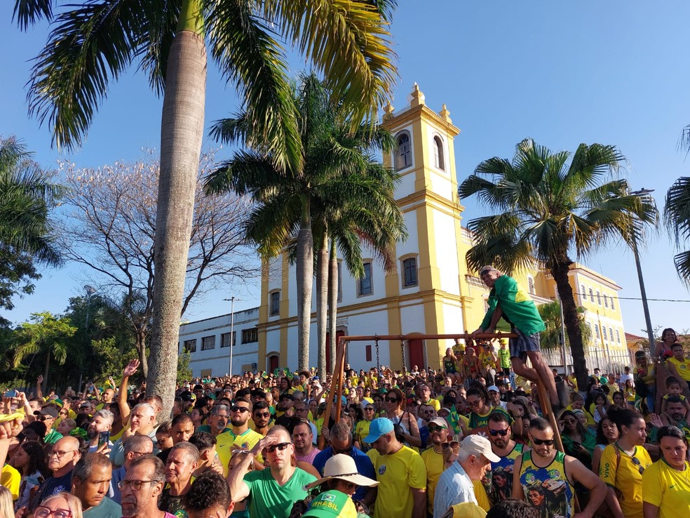 Culto vira comício e igreja faz até pesquisa eleitoral