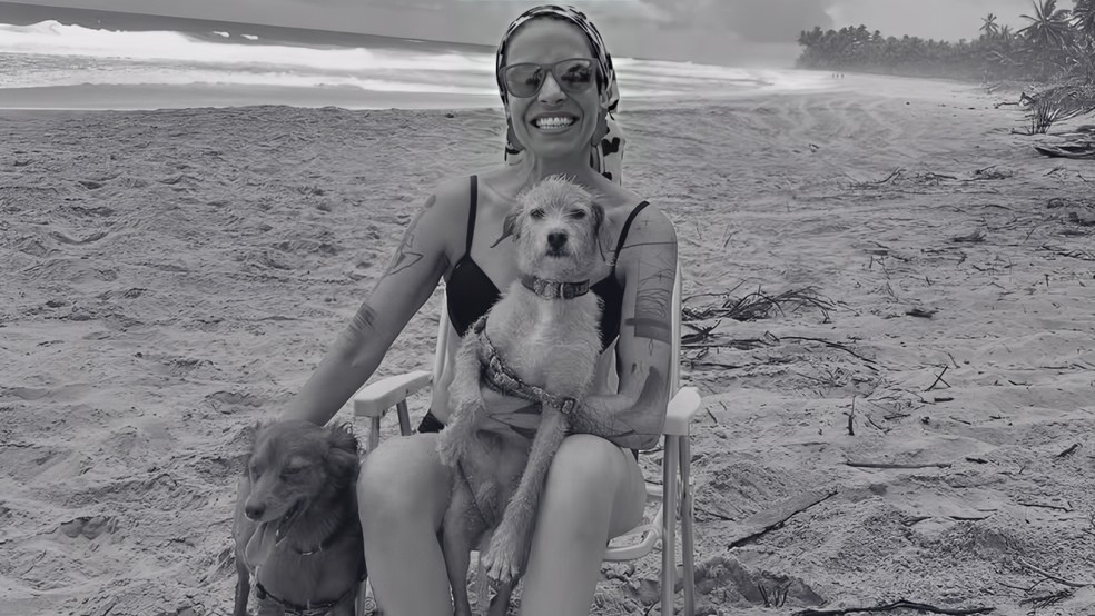 Danielle Mansur Rodrigues, de 50 anos, estava no carro com seus três cachorros — Foto: Reprodução/Redes Sociais