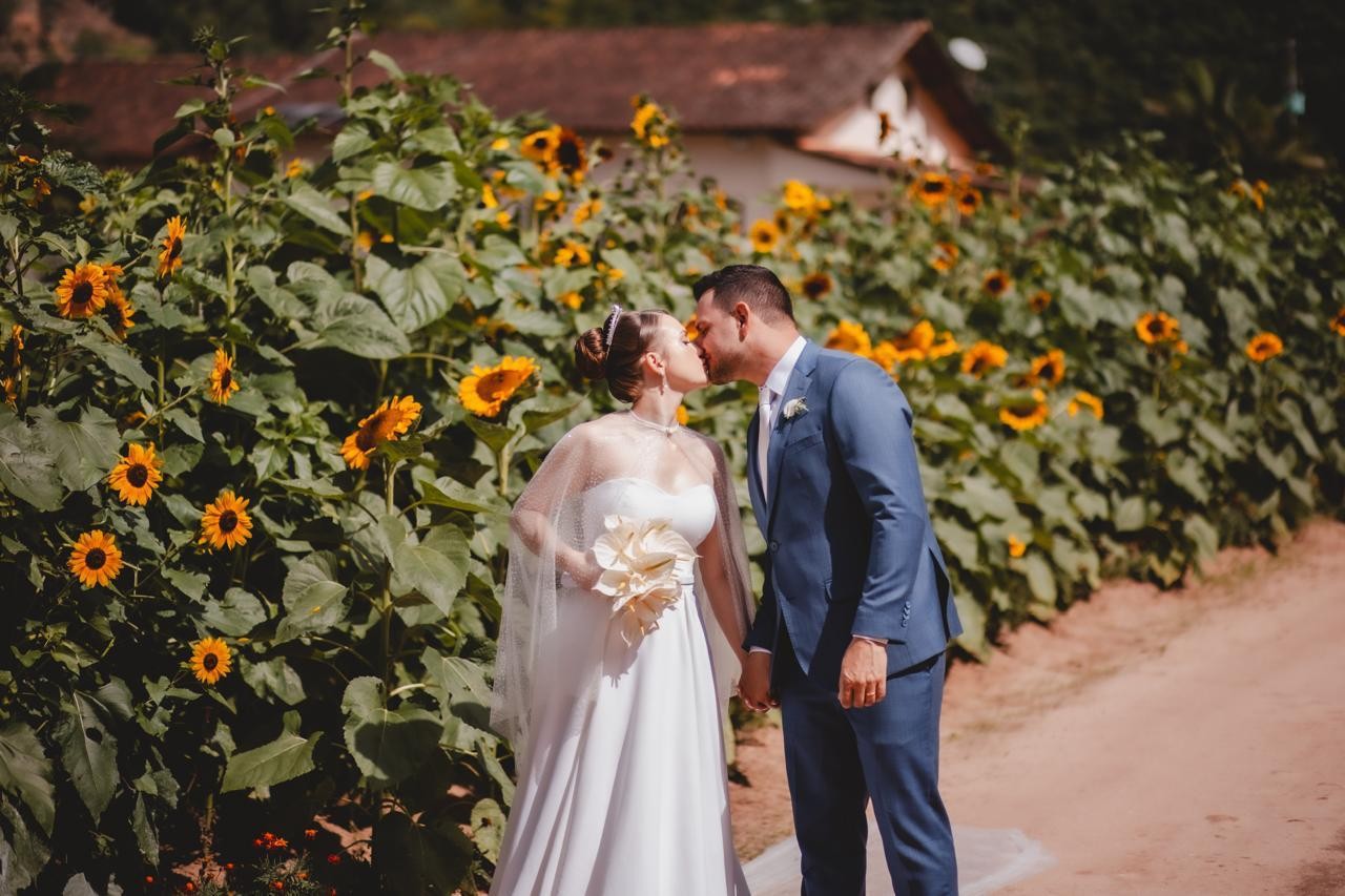 VÍDEO: casal planta mais de mil girassóis para usar na decoração do próprio casamento no ES