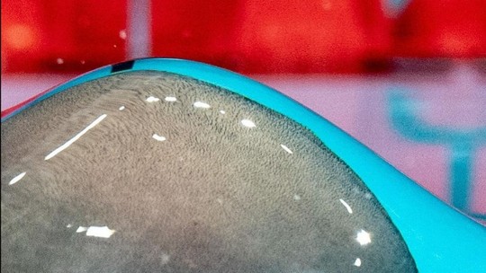 Como bolha de ar ajudou nadador chinês que não tem os braços a levar o ouro no Mundial Paralímpico? - Jincheng Guo já havia impressionado espectadores do mundo inteiro nas Paralimpíadas de Paris, em 2024, com a mesma técnica. Estratégia funciona graças à destreza e à precisão do atleta, associadas à ciência.