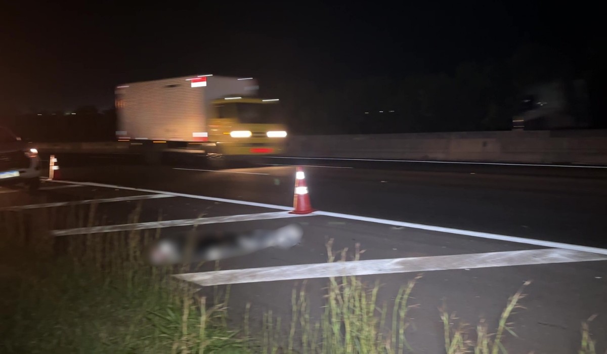 Mulher morre atropelada por caminhão ao tentar atravessar Rodovia Anhanguera, em Limeira