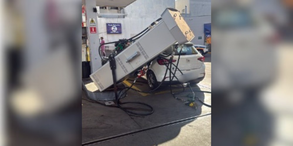 Motorista passa mal e derruba bomba de posto de combustíveis em Uberaba