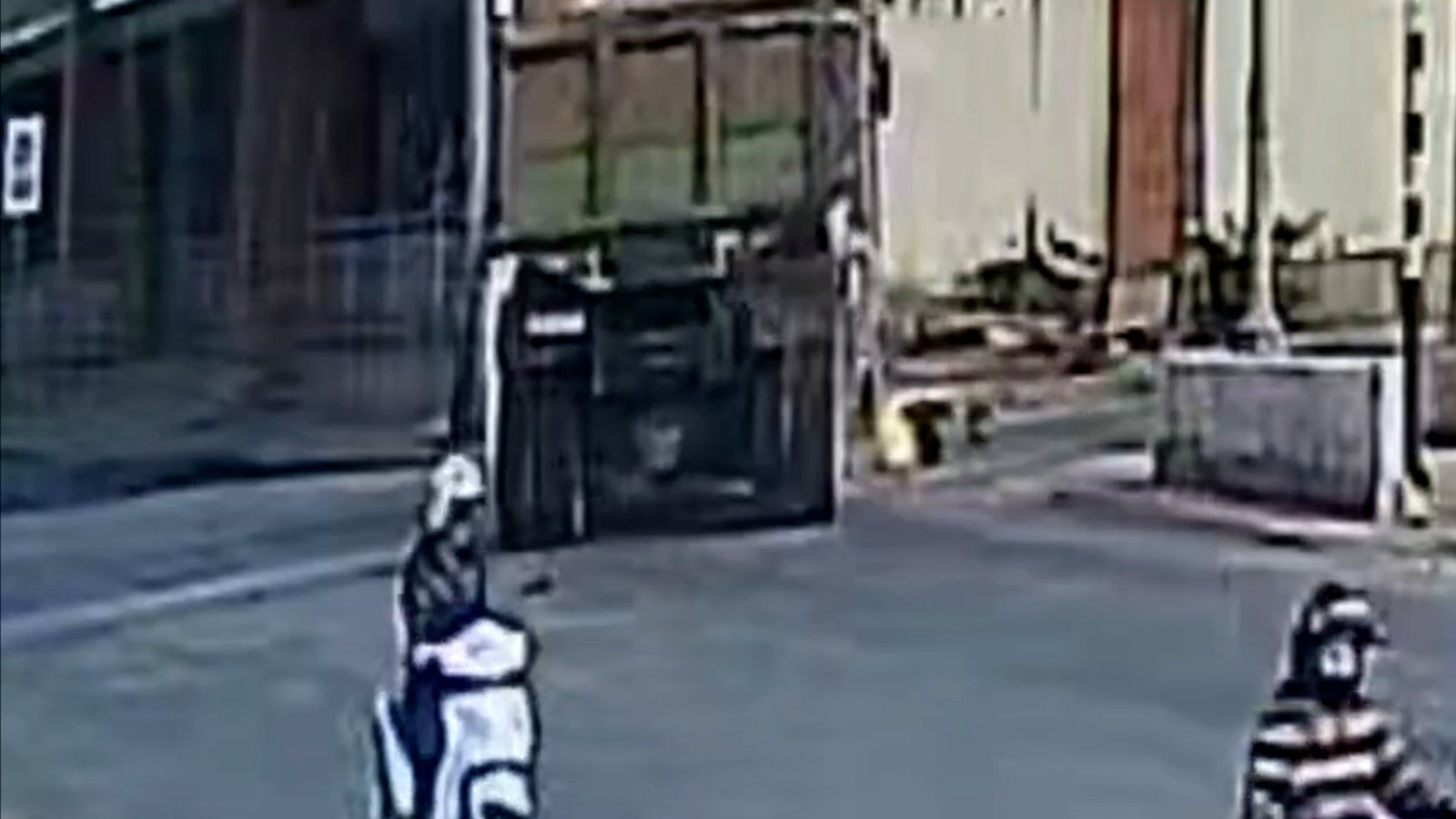 Motociclista levanta sem ferimentos após ser atingida por caminhão na Bahia; vídeo mostra momento do atropelamento