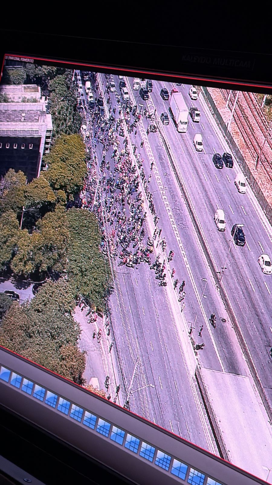 Entregadores de aplicativos bloqueiam vias de SP em protesto por melhores taxas