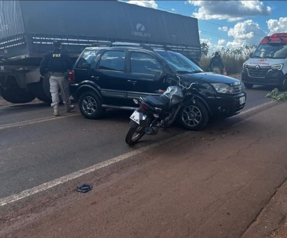 Motociclista morre e uma pessoa fica ferida após colisão entre moto e carro na BR-010, em Açailândia — Foto: Divulgação/PRF-MA