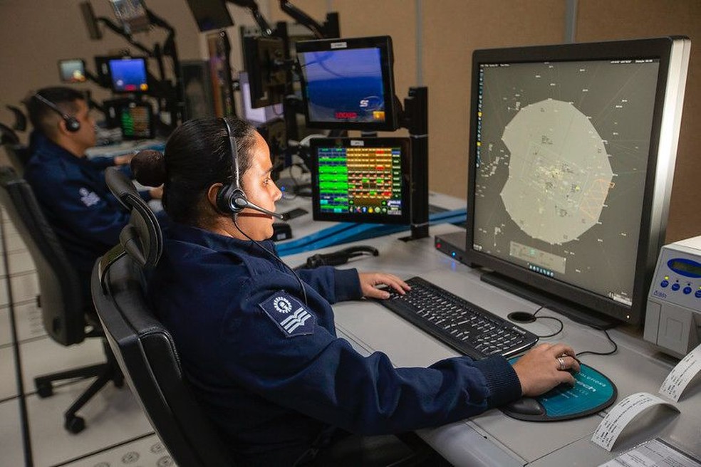 Militares trabalhando em uma terminal de controle de tráfego aéreo que tem radar oficial — Foto: Decea/FAB