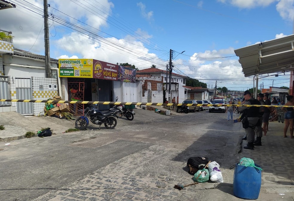 Homem foi morto a tiros no bairro de Mandacaru, em João Pessoa — Foto: Ewerton Correia/TV Cabo Branco