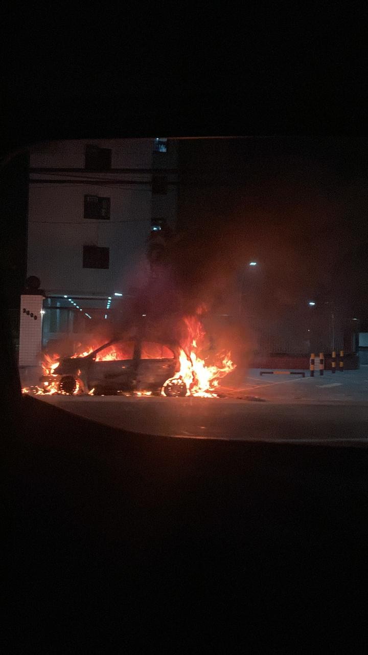 Carro pega fogo na Avenida Efigênio Sales em Manaus 