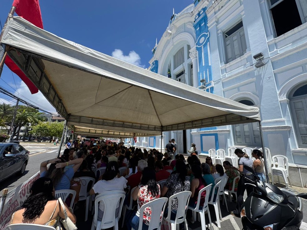 Protesto em frente à prefeitura de Natal — Foto: Sérgio Henrique Santos/Inter TV Cabugi