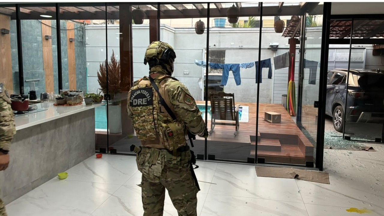 Dupla é presa em ação da PF contra grupo que usava aeroporto no AM para enviar drogas e lavar dinheiro em bets