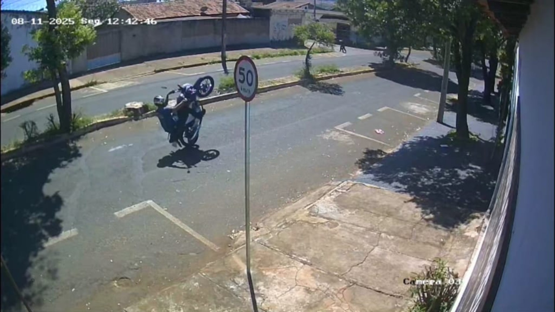 Vídeo mostra motociclista que atropelou idoso empinando moto em Uberlândia