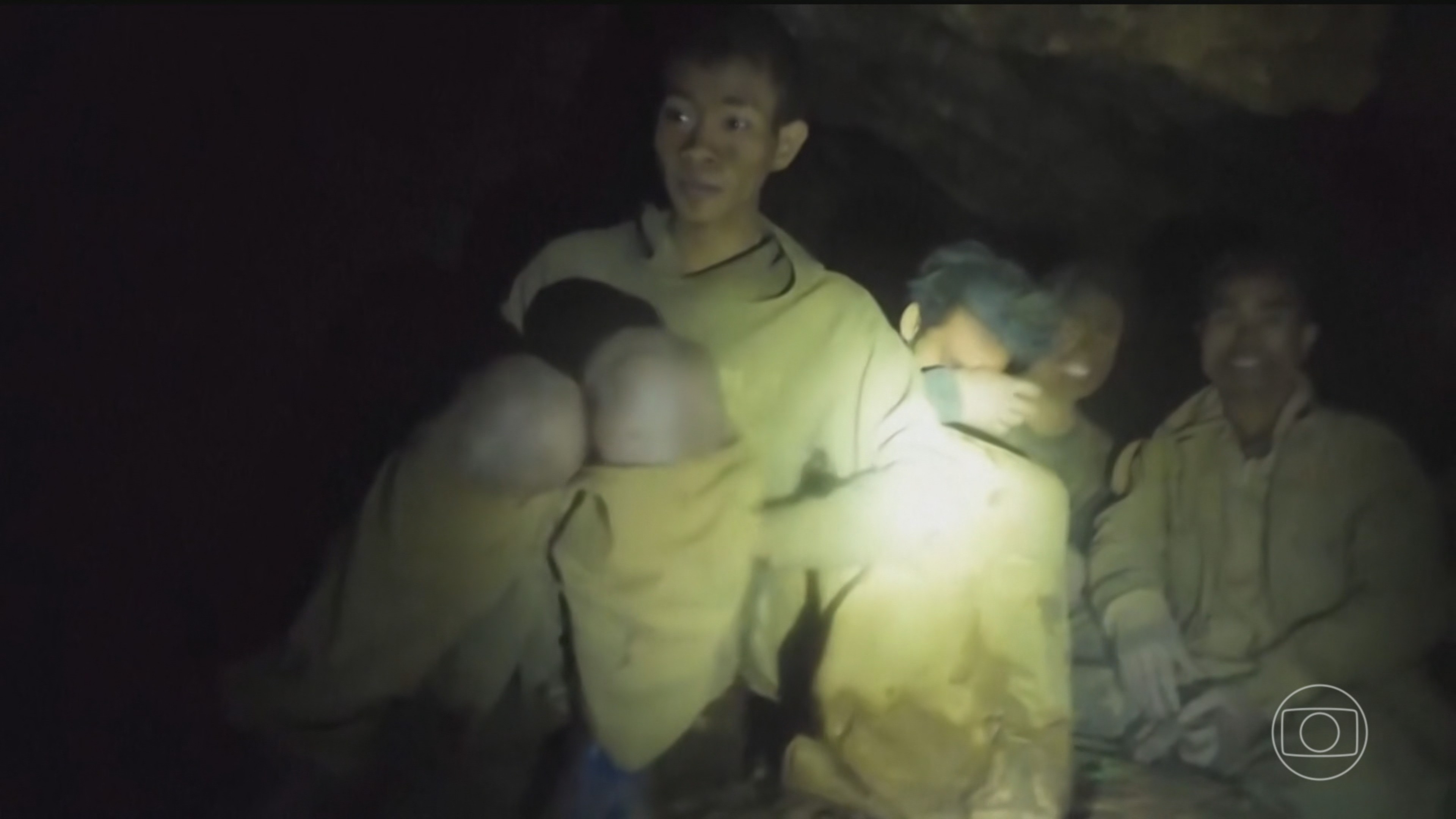 Mergulhadores encontraram, com vida, 5 das 7 pessoas que estavam desaparecidas em caverna no Laos
