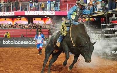 Peão de Congonhal é o grande campeão em montaria de touros no rodeio de  Barretos