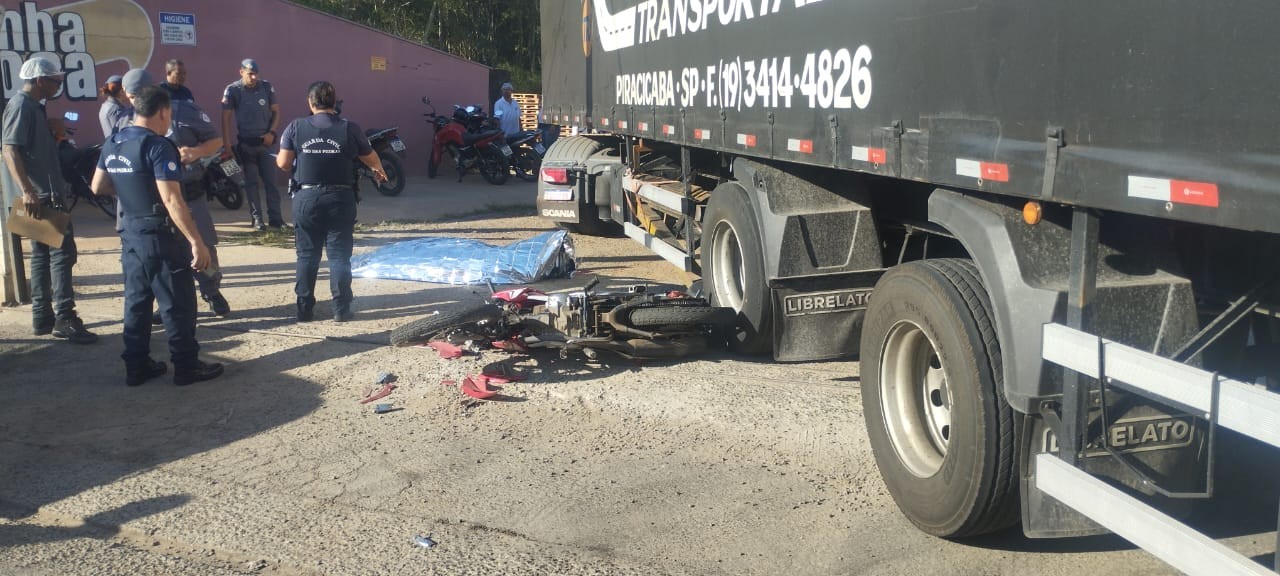 Batida em carreta mata motociclista em Rio das Pedras