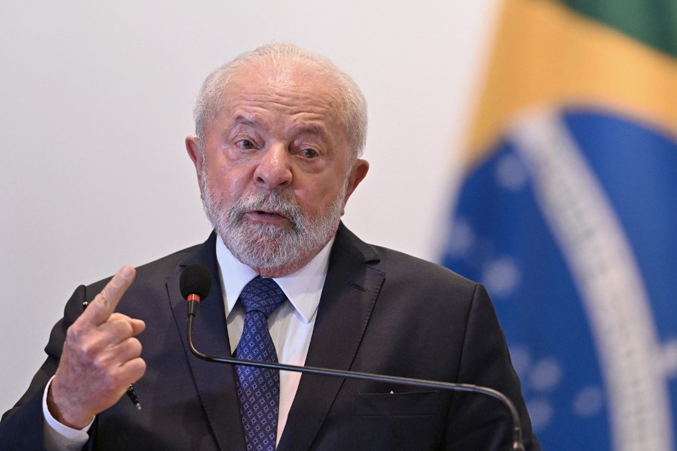 O presidente brasileiro Luiz Inácio Lula da Silva fala à imprensa após uma cúpula de líderes sul-americanos, no Palácio do Itamaraty, em Brasília, em 30 de maio de 2023 — Foto: EVARISTO SA / AFP