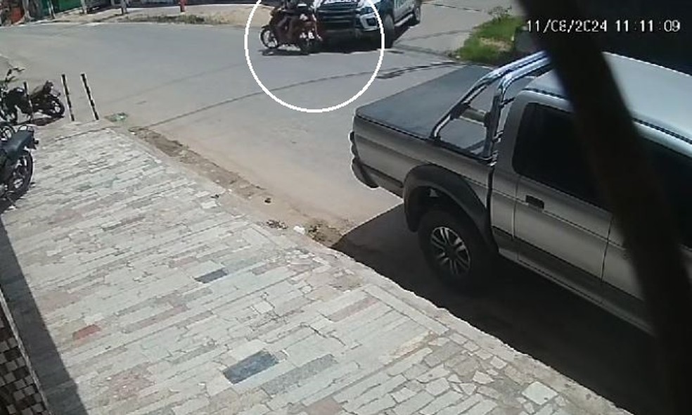 Garota de 10 anos foi arremessada e perdeu parte da perna após viatura da polícia bater na moto em que ela estava com o avô em cruzamento no Bairro Picuí, em Caucaia. — Foto: Reprodução
