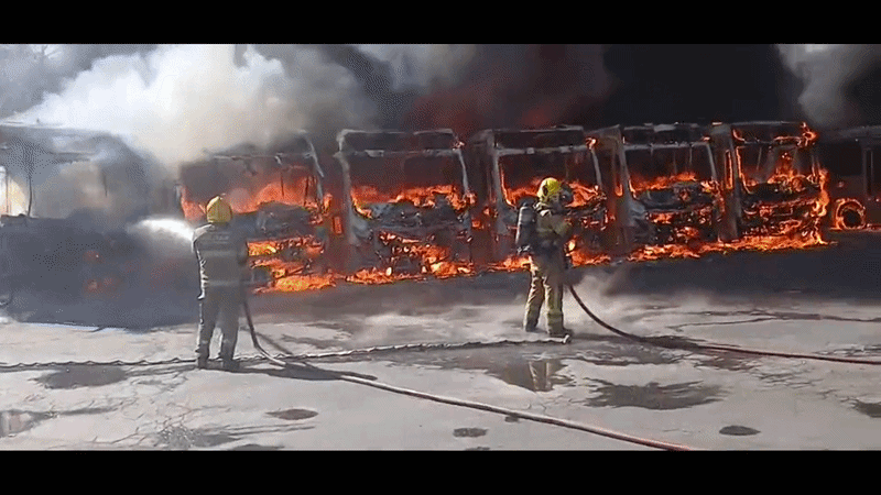 Incêndio de grandes proporções destrói quase 30 ônibus em garagem em BH; VÍDEO