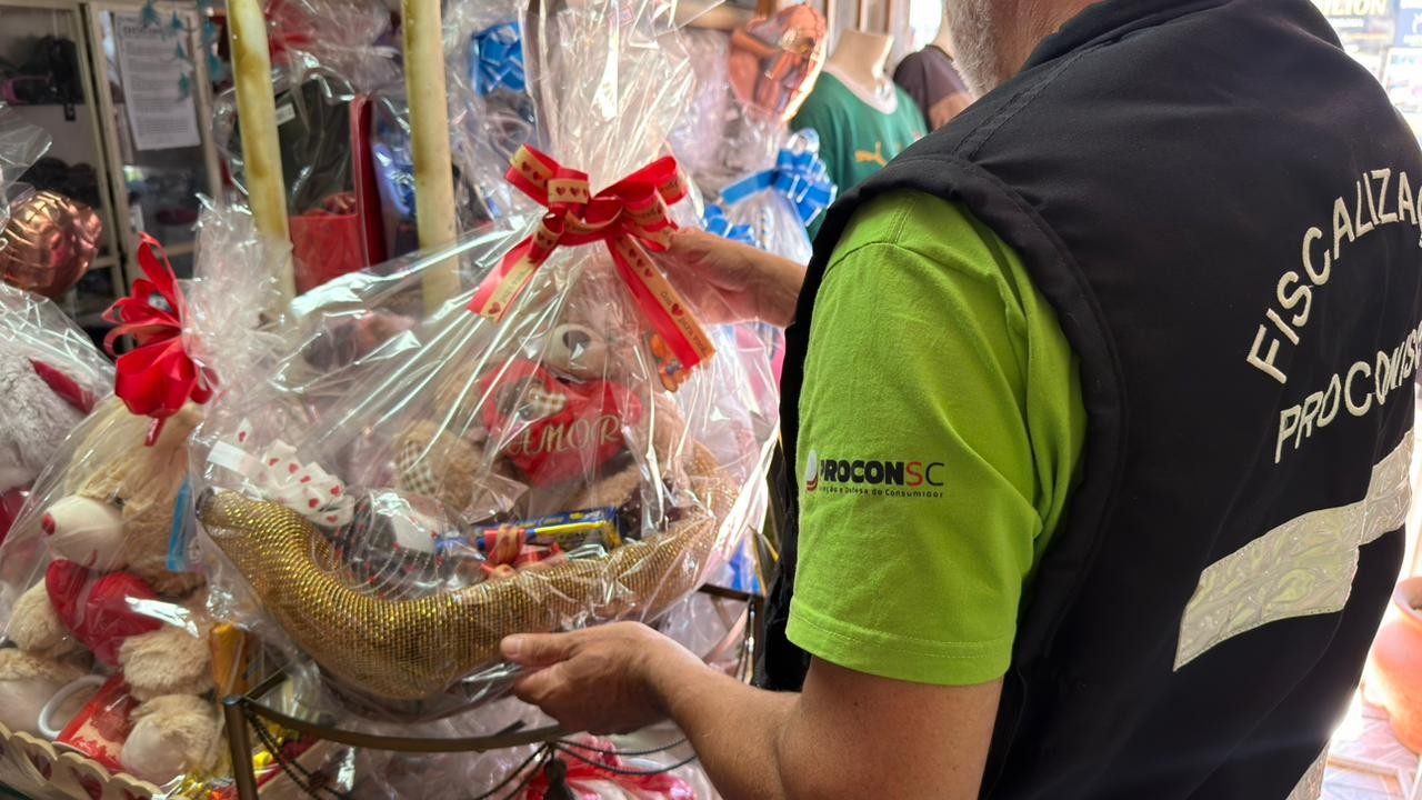 Procon encontra chocolate vencido desde 2023 em floricultura alvo de denúncia por bombom com vidro 