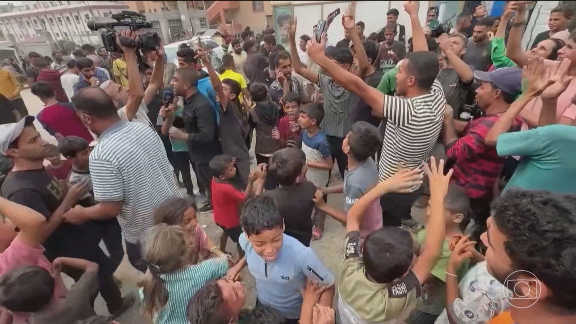 Israelenses e palestinos comemoram o anúncio do acordo que põe fim à guerra em Gaza