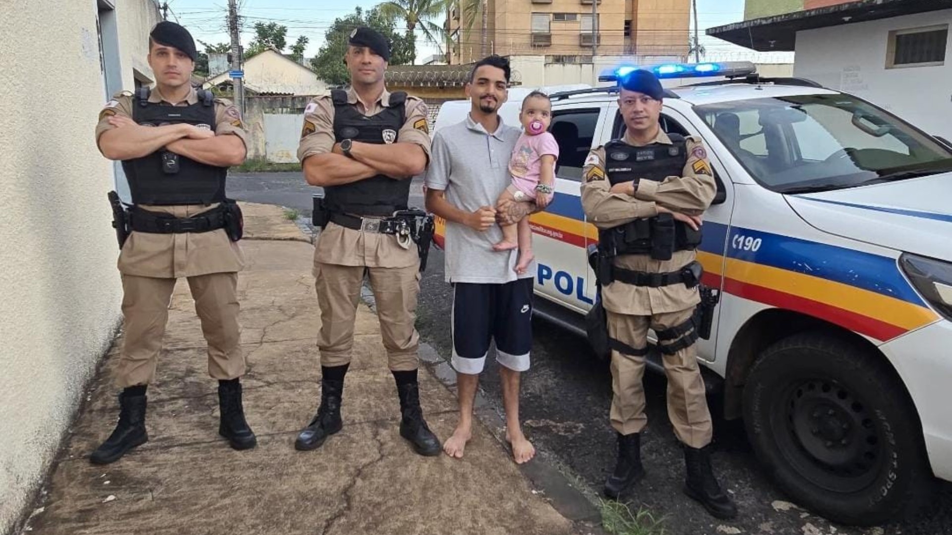 VÍDEO: PM encontra pai desesperado na rua e ajuda a salvar bebê em convulsão em Uberlândia
