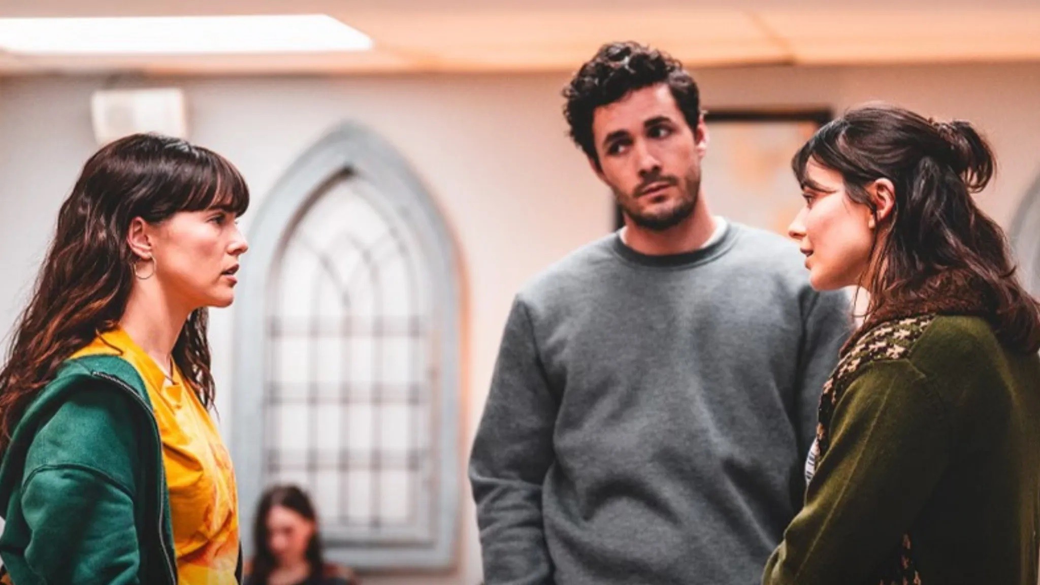 A melhor comédia romântica de 2025 nasceu de um ménage. E é bem menos leve do que parece
