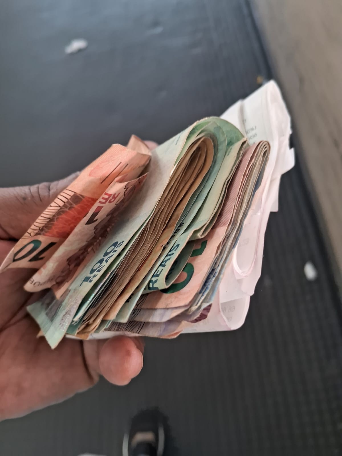 Guarda municipal do Rio encontra bolsa com R$ 1,2 mil, documentos e passagens e devolve a casal de idosos que viajava para Belo Horizonte