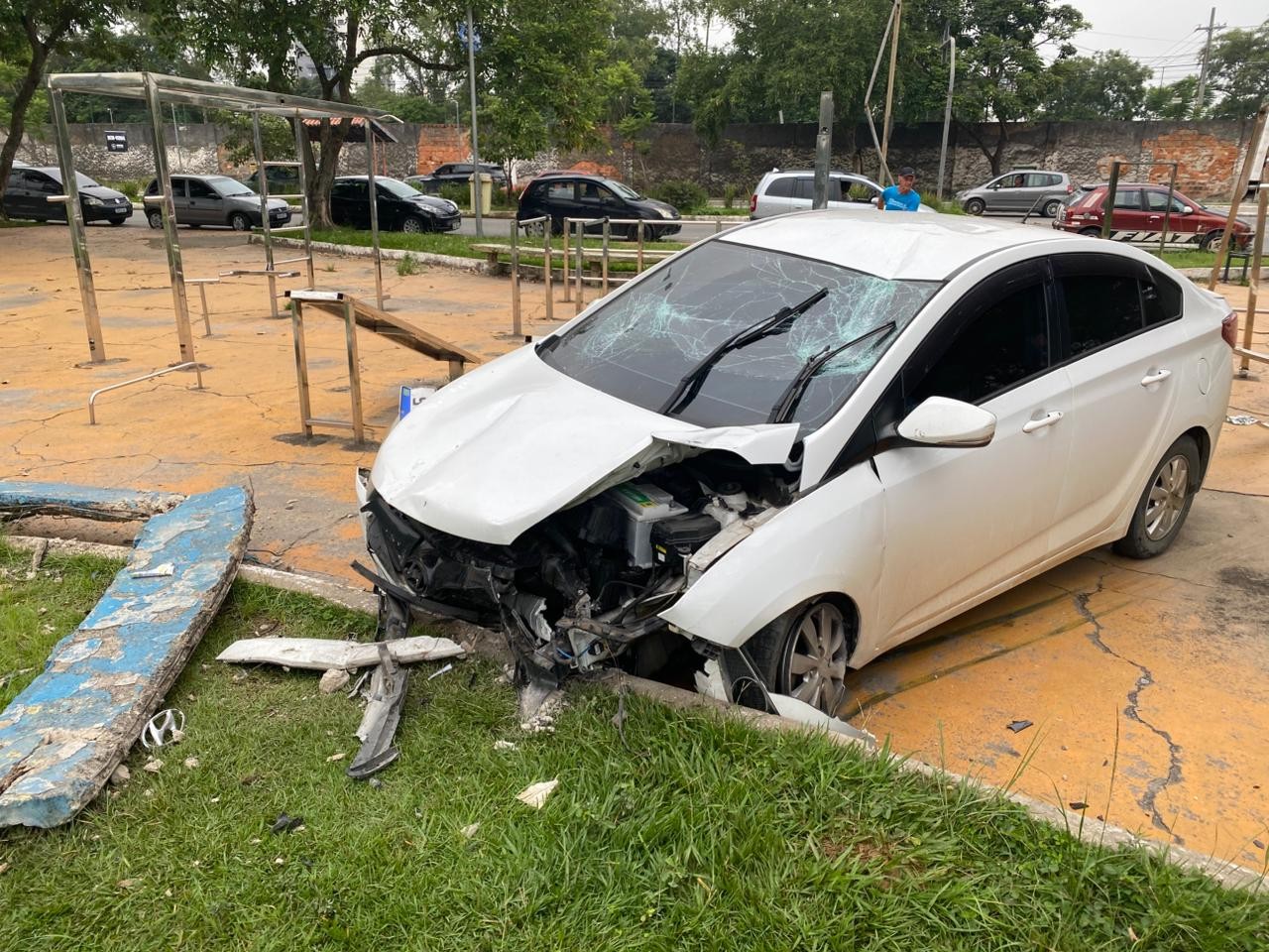 Motorista perde controle de carro e bate contra mureta em Volta Redonda