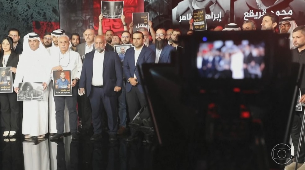 Equipes da Al Jazeera, emissora de TV do Catar, se reuniram nesta segunda-feira (11) em Doha para homenagear os seis profissionais mortos no domingo (10). — Foto: Jornal Nacional