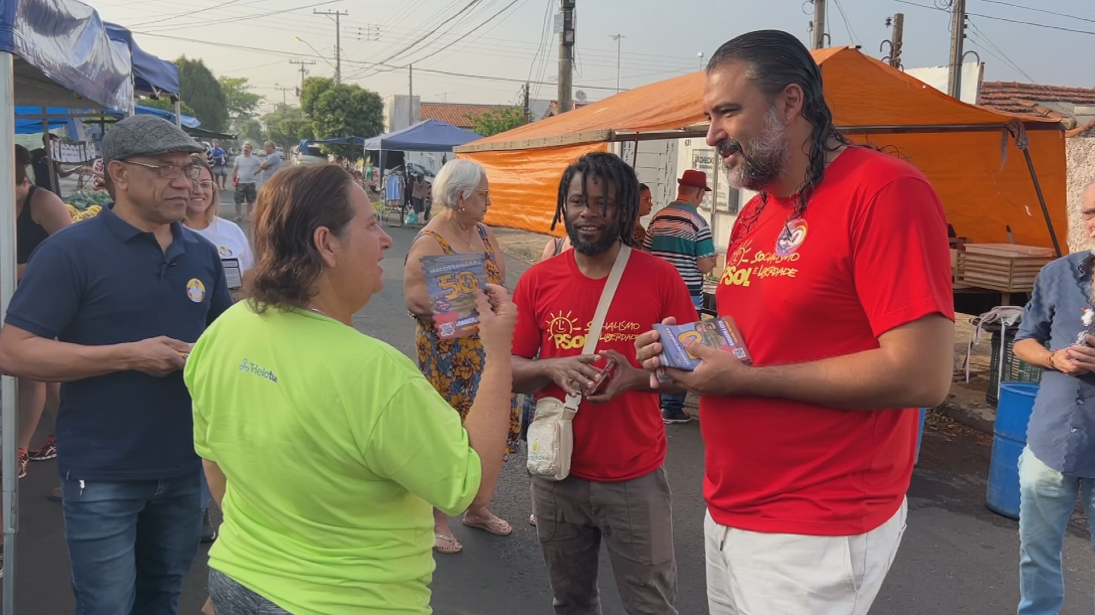 Candidato à Prefeitura de Bauru, Marcos Chagas visita feira livre e discute importância do comércio local