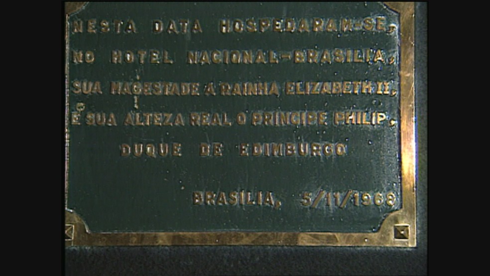 Placa que registra visita da rainha Elizabeth II ao Hotel Nacional de Brasília; na chapa, a palavra majestade foi gravada com 'g' — Foto: TV Globo/Reprodução