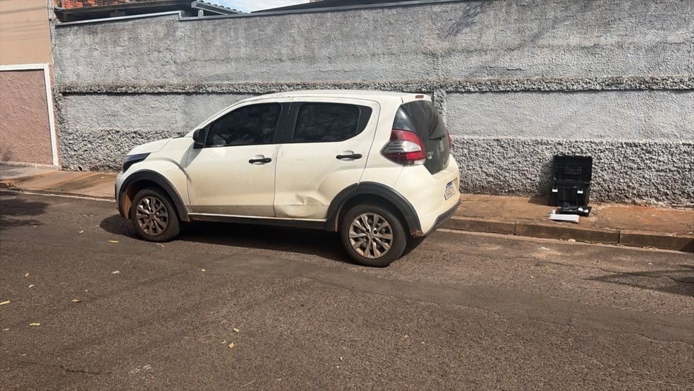 3 de 3
Carro de P&acirc;mela foi encontrado em bairro de Bauru nesta quinta-feira (8) &mdash; Foto: Andressa Lara/TV TEM