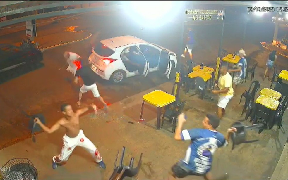 Briga generalizada aconteceu em um bar em Goiatuba — Foto: Reprodução/TV Anhanguera