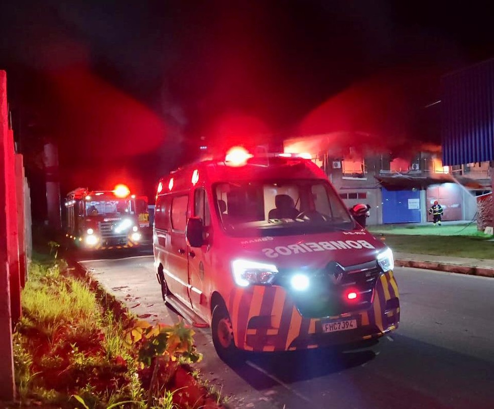 Bombeiros fizeram combate às chamas de incêndio em galpão no bairro Tarumã, em Manaus. — Foto: Divulgação/Corpo de Bombeiros