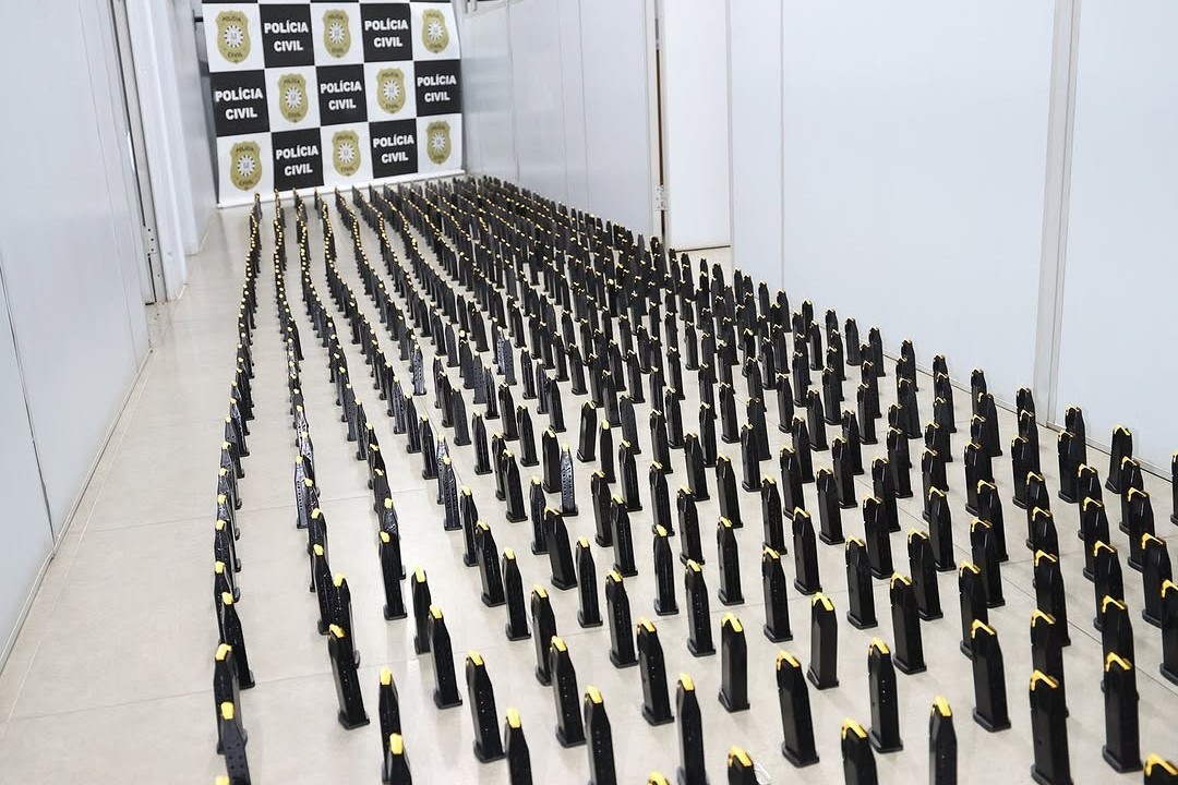 Funcionários terceirizados de fabricante de arma de fogo no RS são presos com mais de 1,8 mil carregadores de pistola, diz polícia