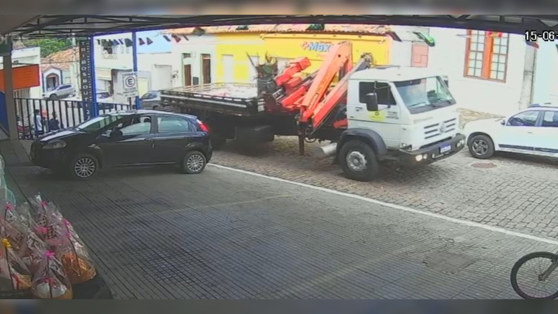 VÍDEO: Caminhão fica sem freios, bate em carro e atinge fachada de loja em MG 