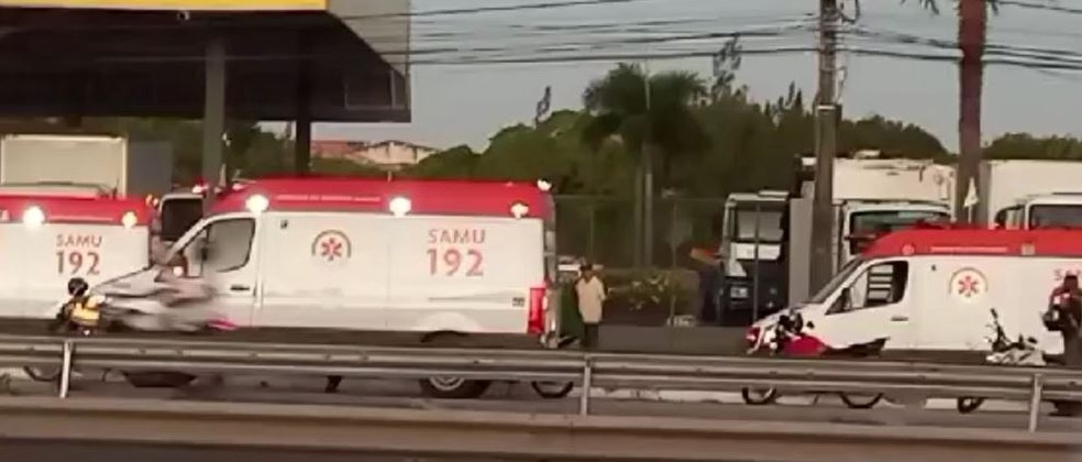 Três ambulâncias do Samu foram enviadas ao local para socorrer o motociclista que teve o pescoço cortado por linha de pipa com cerol em Fortaleza — Foto: Reprodução