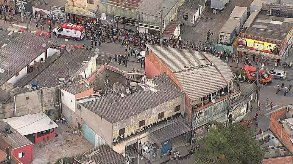 Desabamento de laje de farmácia assusta moradores em Itapevi — Foto: TV Globo