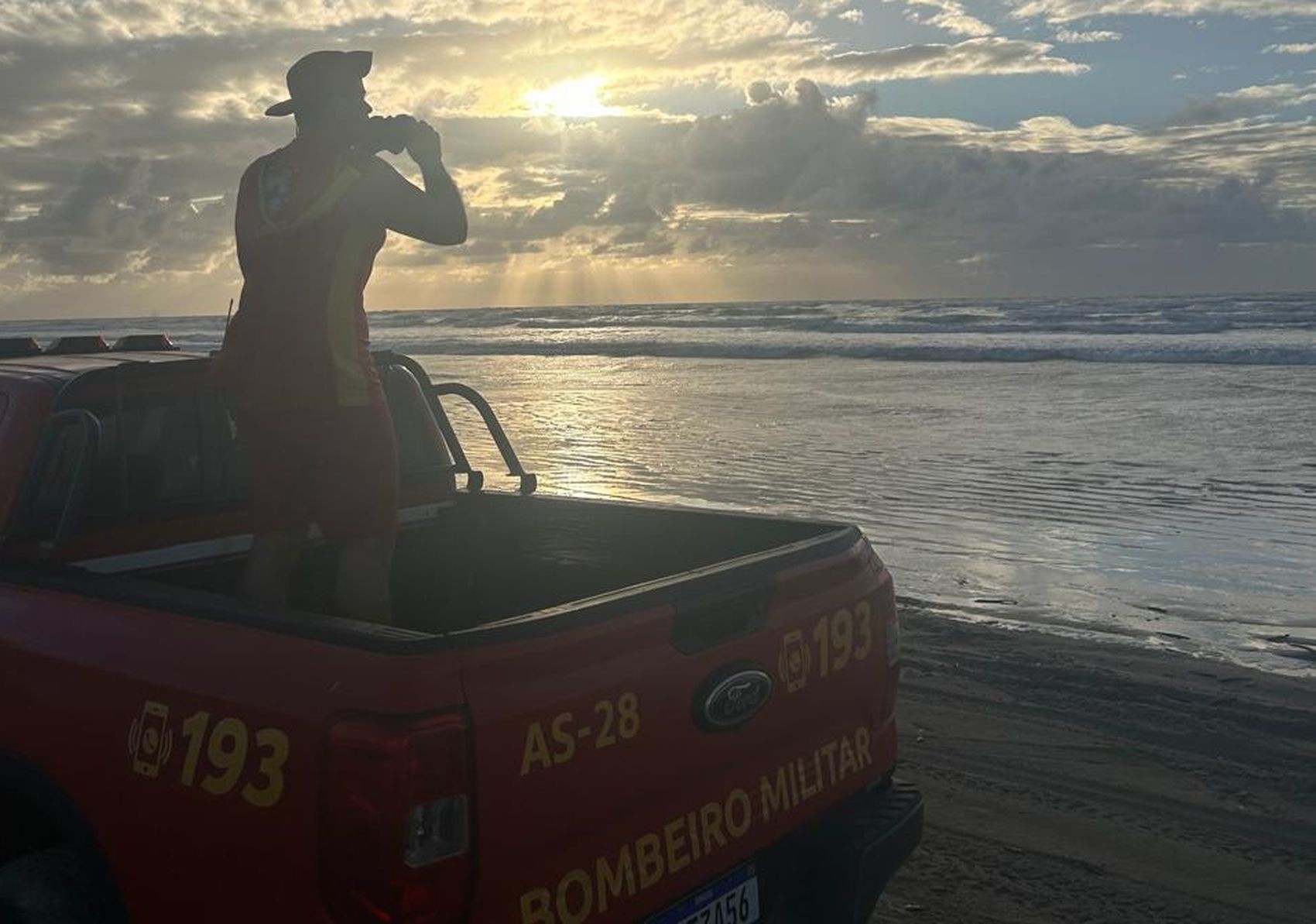 Bombeiros retomam buscas por jovem que desapareceu após mergulho em praia de Aracaju 