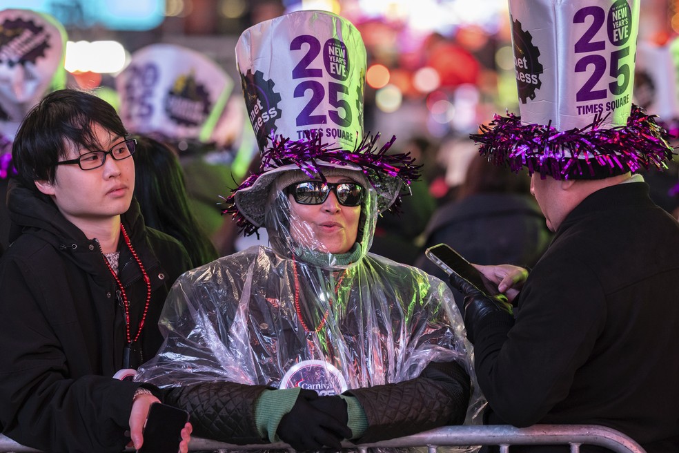 Pessoas aguardam a contagem regressiva em NY  Foto: Imagem: AP