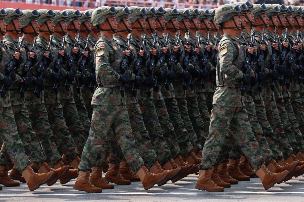 Pessoal da Força Aeroespacial da China (ASF) marcha durante desfile militar na China — Foto: REUTERS/Tingshu Wang