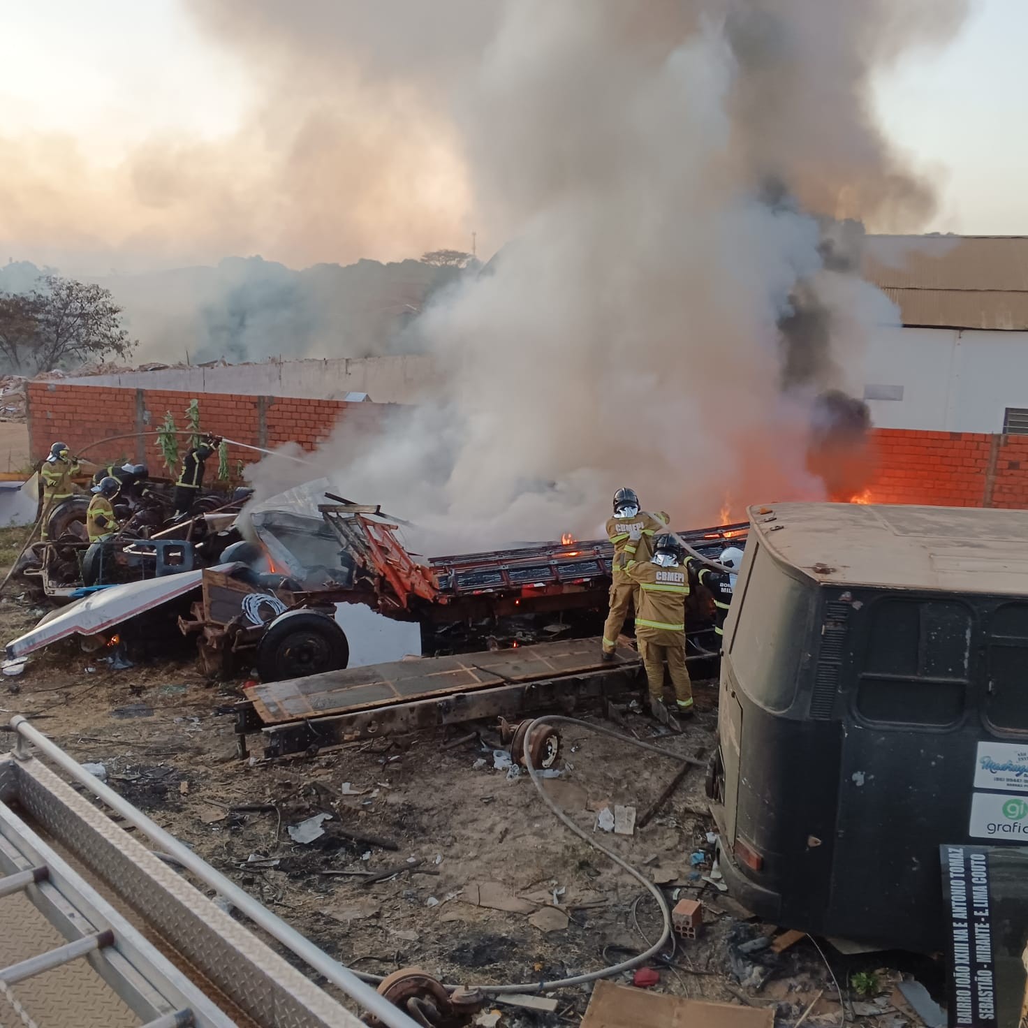 Incêndio destrói carros em sucata na Zona Sul de Teresina e causa congestionamento na BR-316