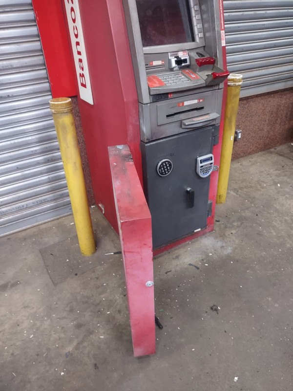 Homem tentou explodir caixa eletrônico de supermercado em Uberlândia — Foto: Reprodução/TV Integração