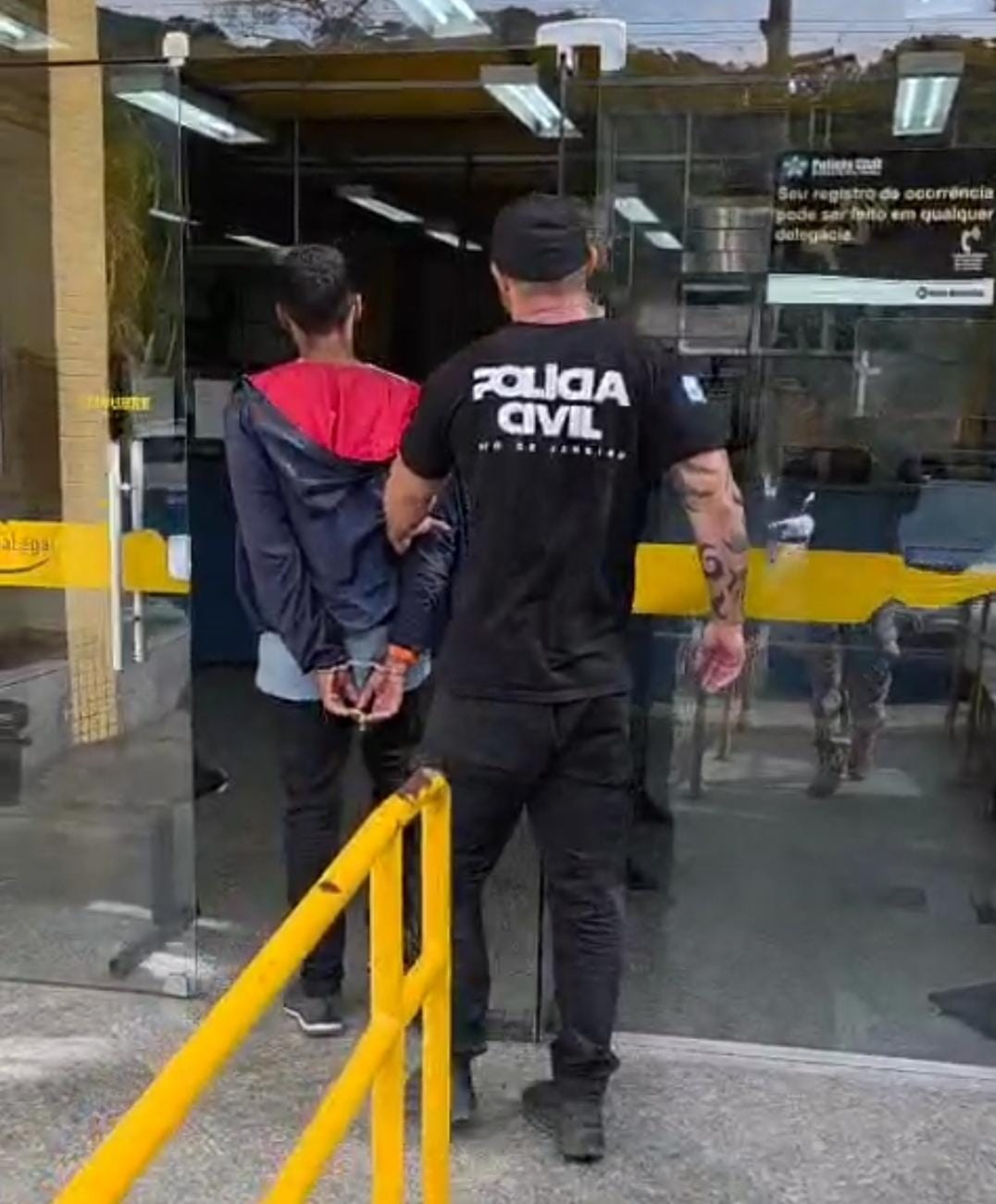 Homem é preso durante protesto em frente à delegacia de Nova Friburgo