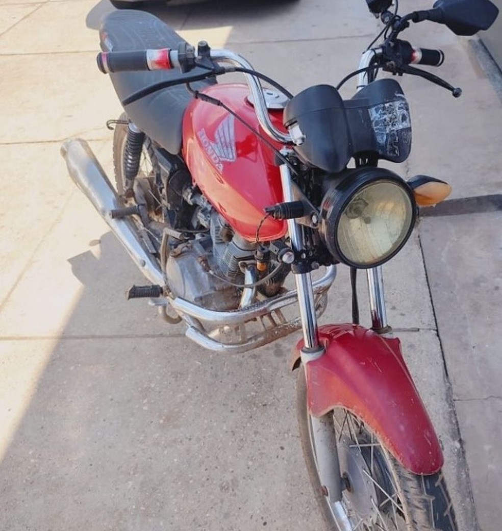 Moto apreendida com homem preso suspeito de envolvimento no caso. — Foto: Divulgação/11º BPM